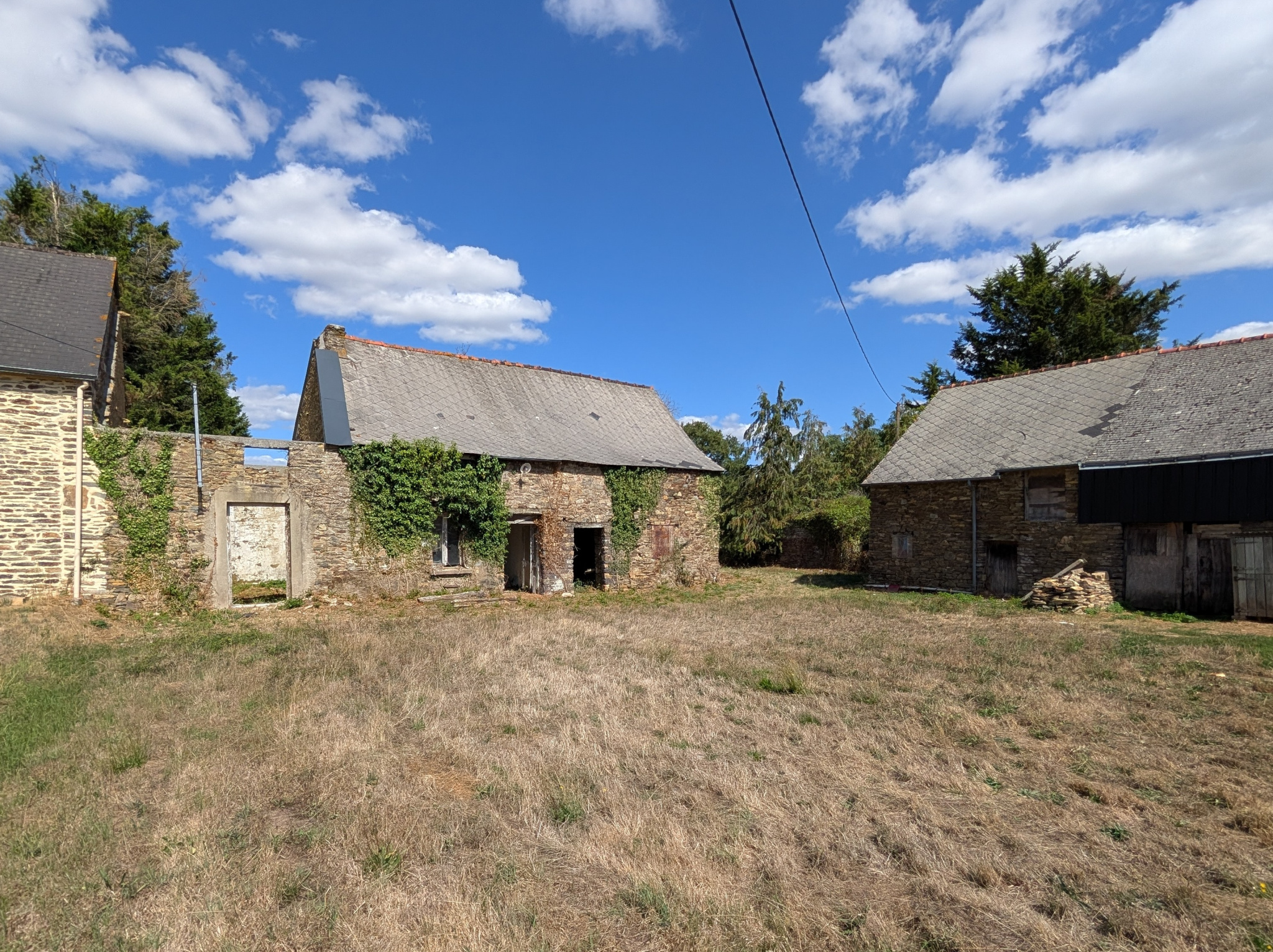 LONGÈRE EN PIERRE À RÉNOVER SUR 3 750 M2 DE TERRAIN À TRÉAL (56140) AVEC CHT IMMOBILIER